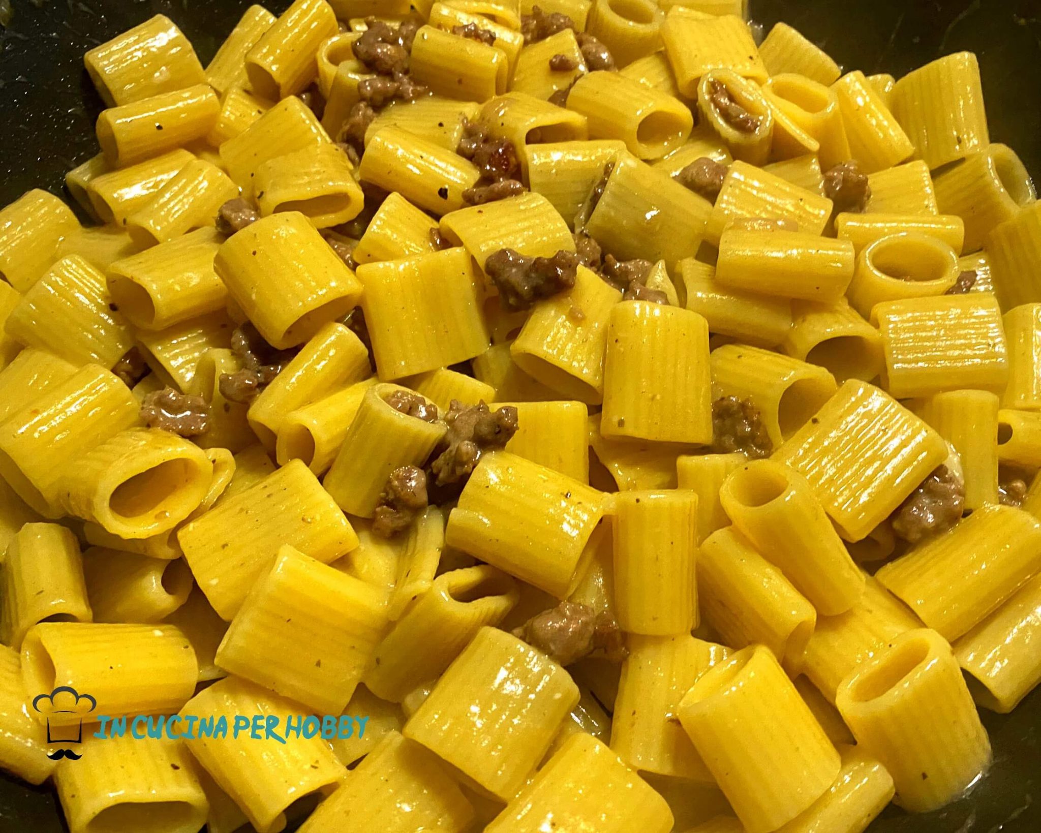 Pasta con zafferano e salsiccia un piatto originale da leccarsi i