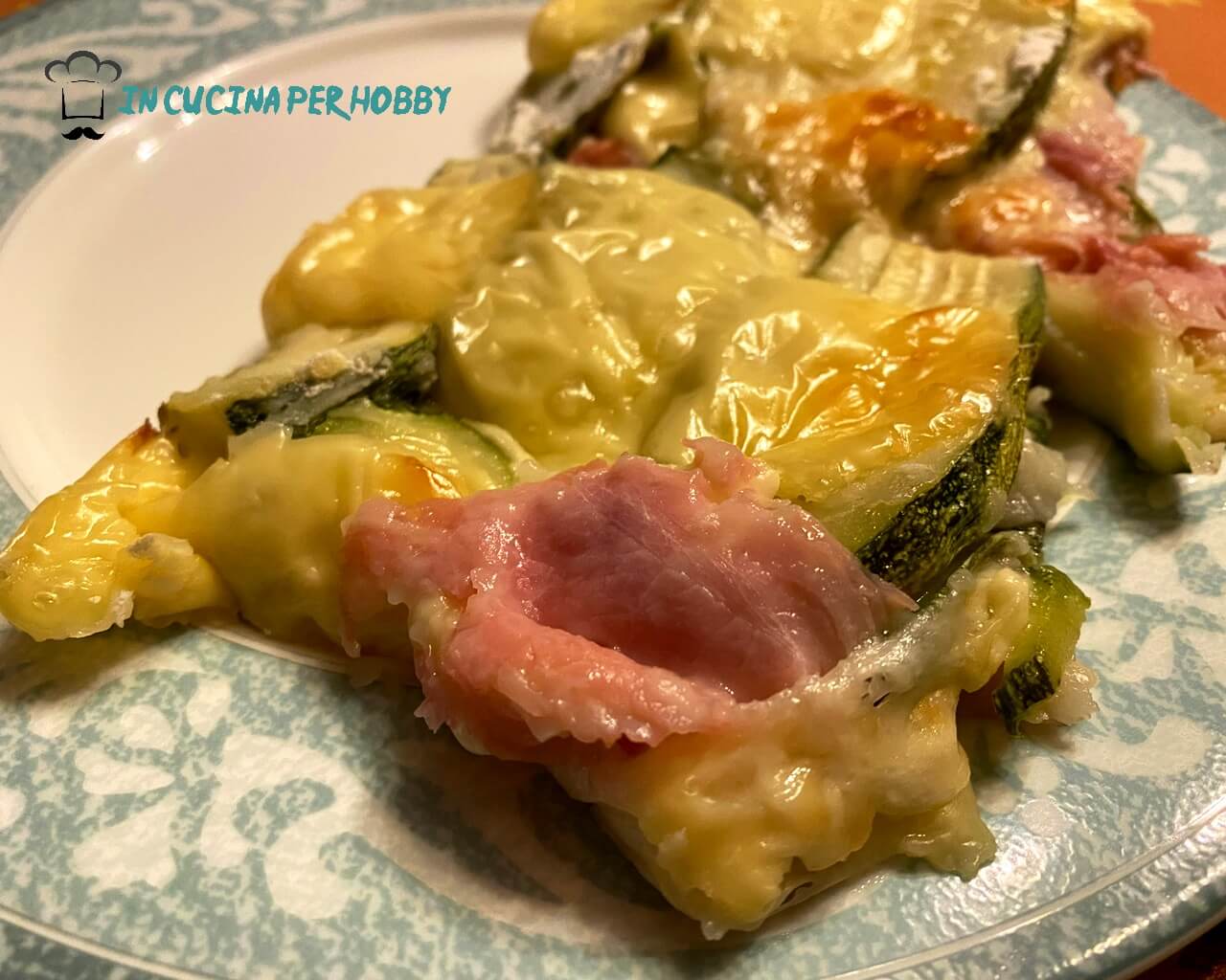 parmigiana di zucchine bianca prosciutto e formaggio