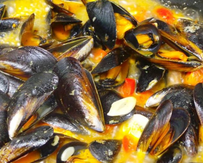 Zuppa di cozze alla napoletana il piatto tradizionale del Giovedì